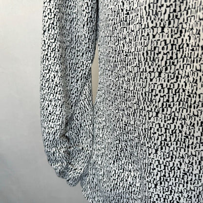 White House Black Market Top Sz XS Black White With Metal Detail Ruched sleeve