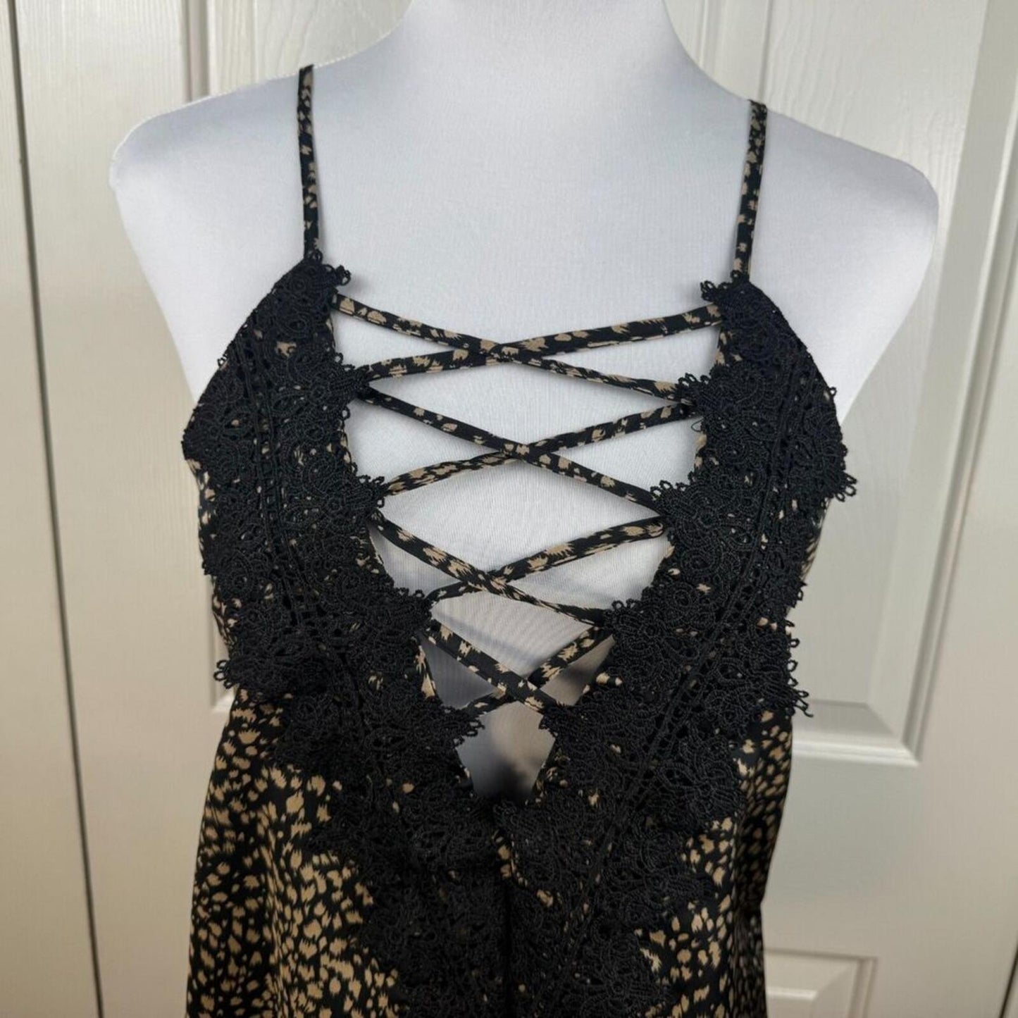 En Creme Tank Cami Top Sz S Deep V-Neck Criss Cross Strap Lace Animal Print
