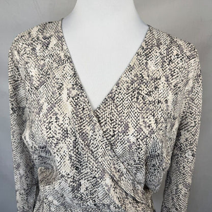 Ann Taylor Sz 4 White Snake Print Gray Black Long Cuffed Sleeve Faux Wrap Peplum