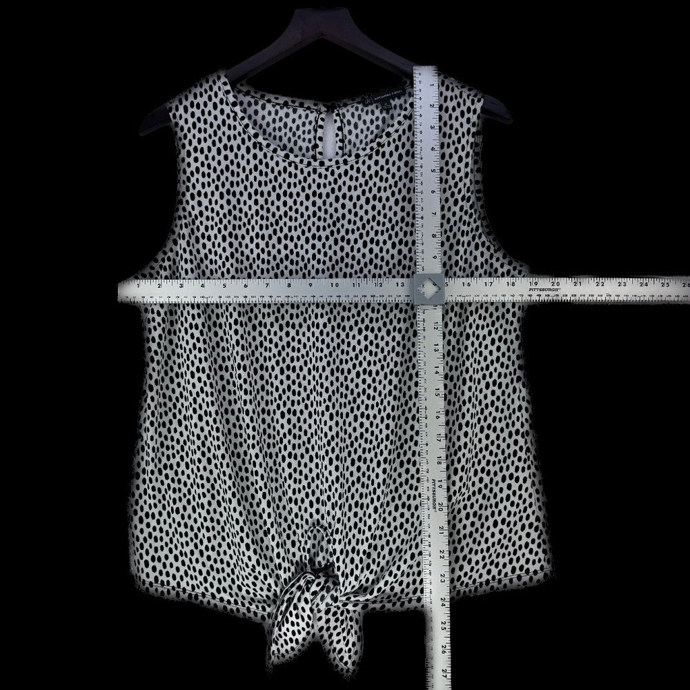 Adrianna Papell Top Women Sz Medium Knotted front Short sleeve black white dots