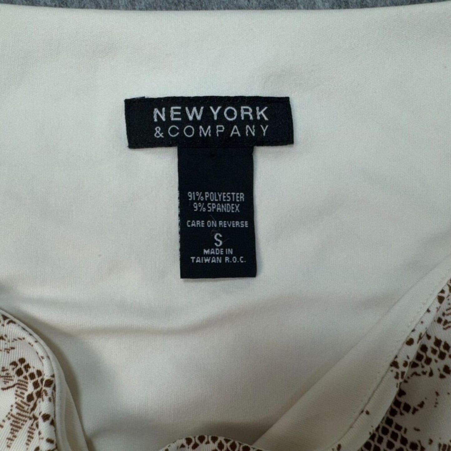 New York & Co Women Top Sz  S Cream Stretch Boatneck Sleeveless Built-In Bra