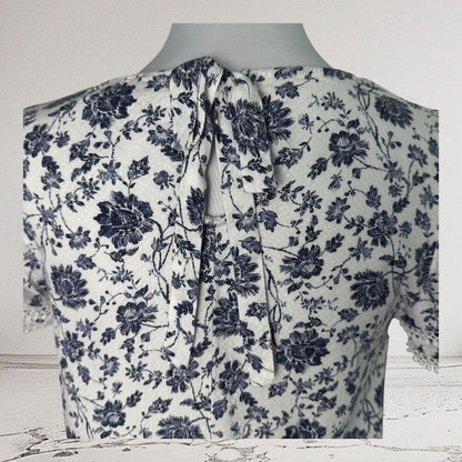 Angels Top Sz S White Navy Blue Floral Round Neck Flutter Sleeve Crochet Trim