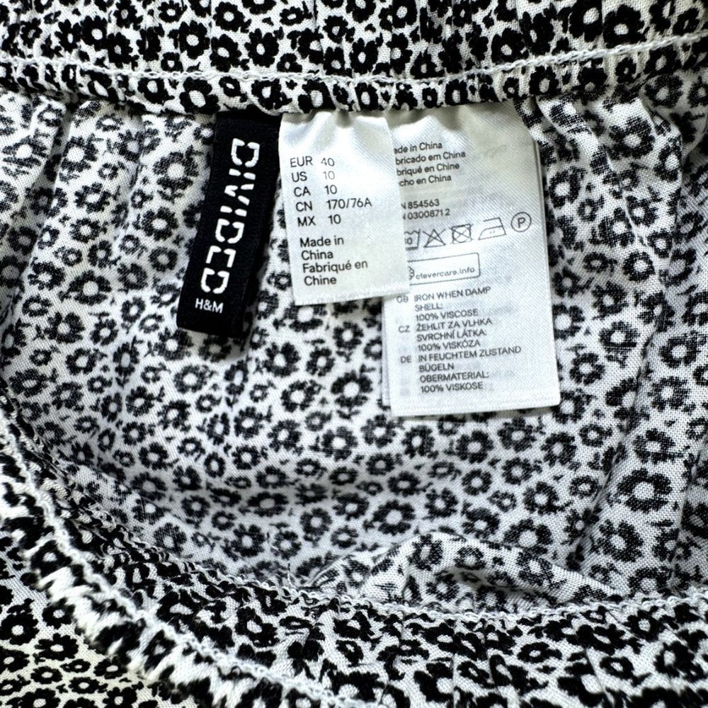 Divided H&M Floral circle skirt White with black flowers Size 10