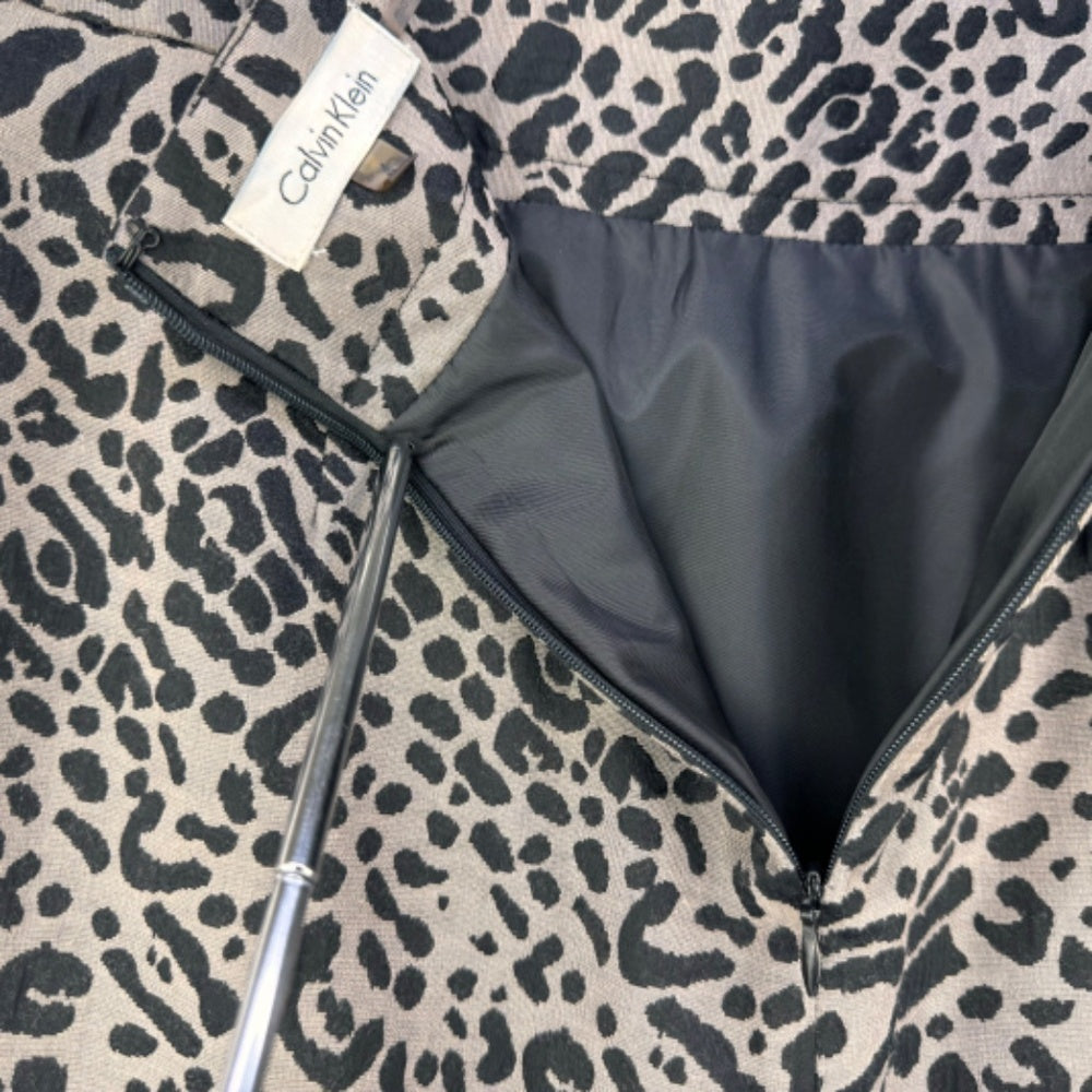 Calvin Klein Pencil Skirt Sz 4 zipper closure Taupe with black animal print