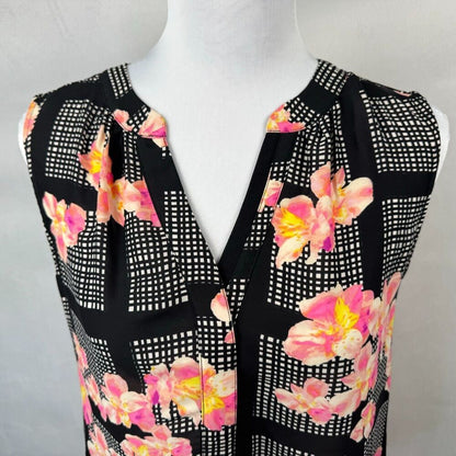Blusa Banana Republic Talla XS Negra con flores, cuello con abertura y 2 botones delanteros ocultos