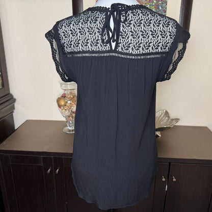 Daniel Rainn Blouse Sz M Black Rayon Ladder Stitch Lace Crochet Cap Sleeves