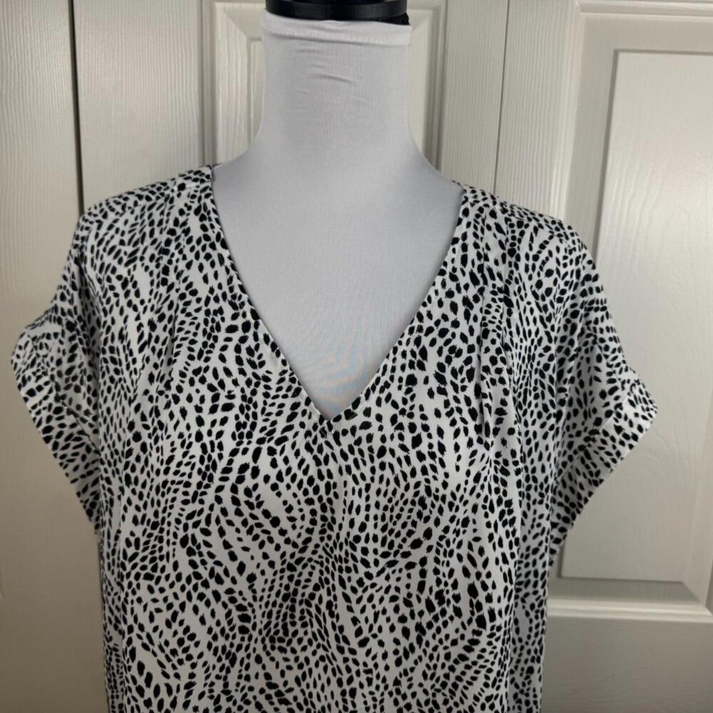 Simply Vera Wang Women Top Sz XXL Black & White Spots VNeck Cap Sleeves