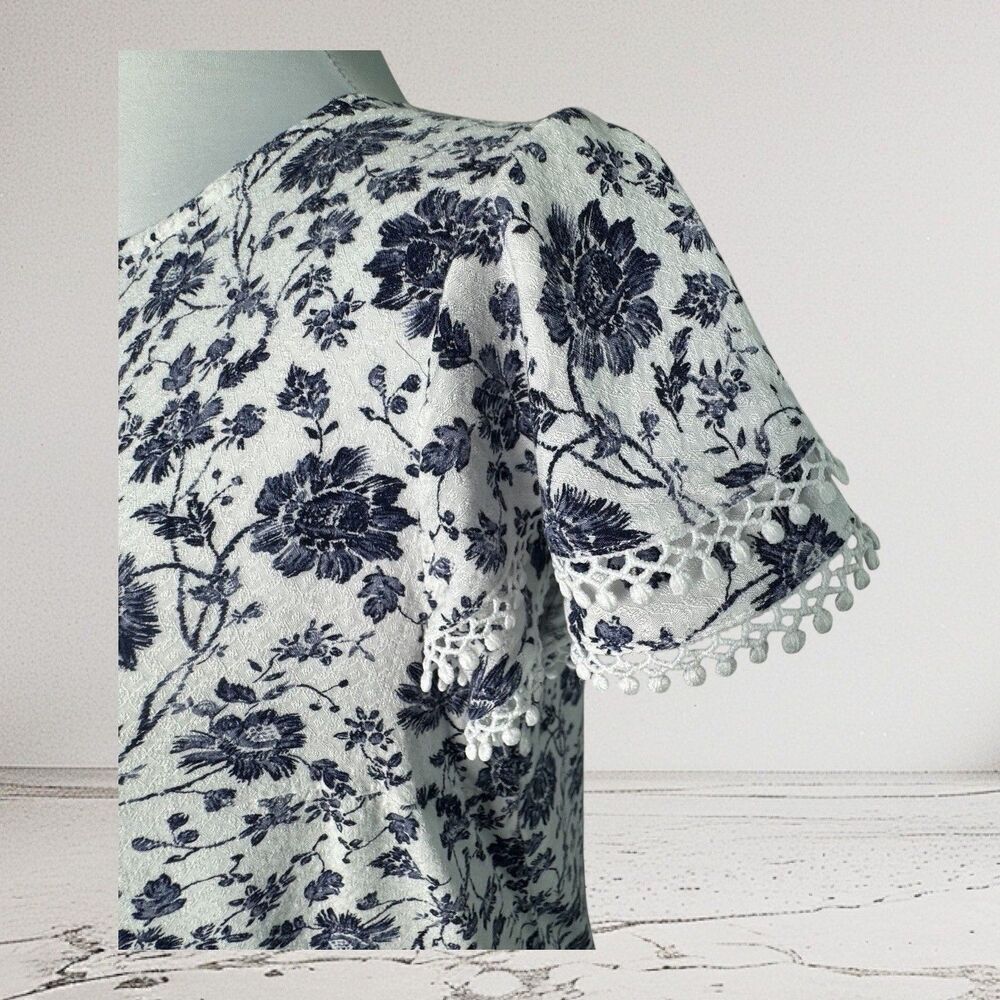 Angels Top Sz S White Navy Blue Floral Round Neck Flutter Sleeve Crochet Trim