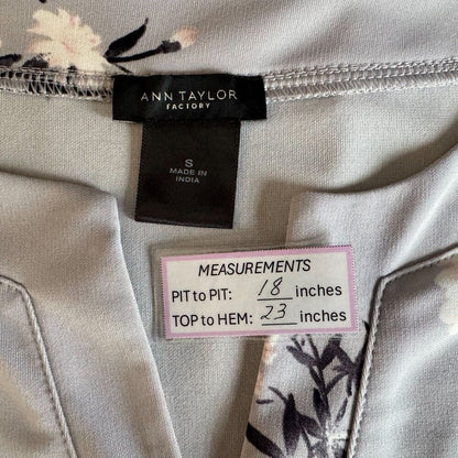 Ann Taylor Blouse Sz S Gray Floral Flutter Elbow Length Sleeve Split Neckline