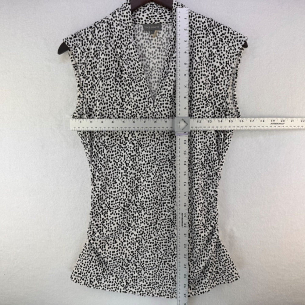 Vince Camuto Top Sz M V-Neck White and Black Print Ruched Sides Flattering Fit