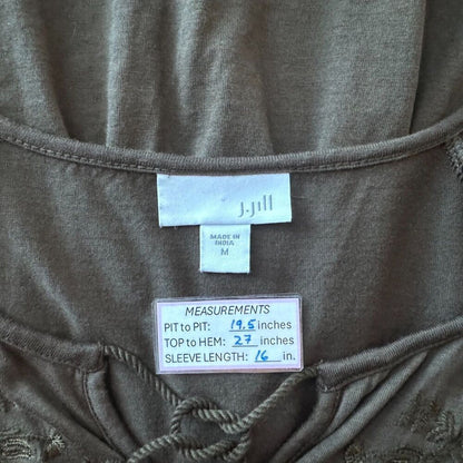 Blusa J Jill Talla M Verde con Flores Bordadas, Borlas, Estilo Campesino, Peplum y Mangas Acampanadas