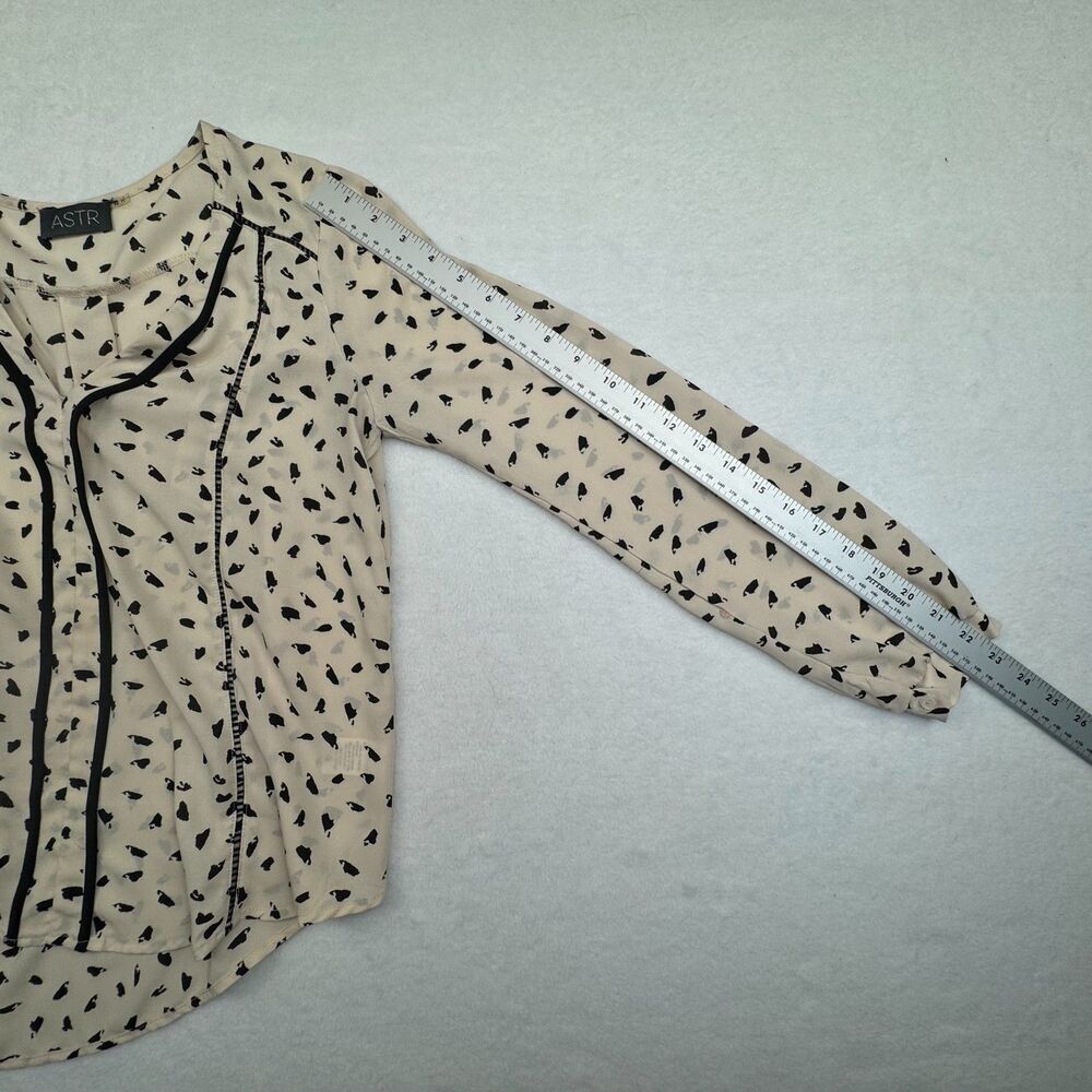ASTR Blouse Sz XS Beige Black Print VNeck Ladder Stitch Trim Cuffed Long Sleeve