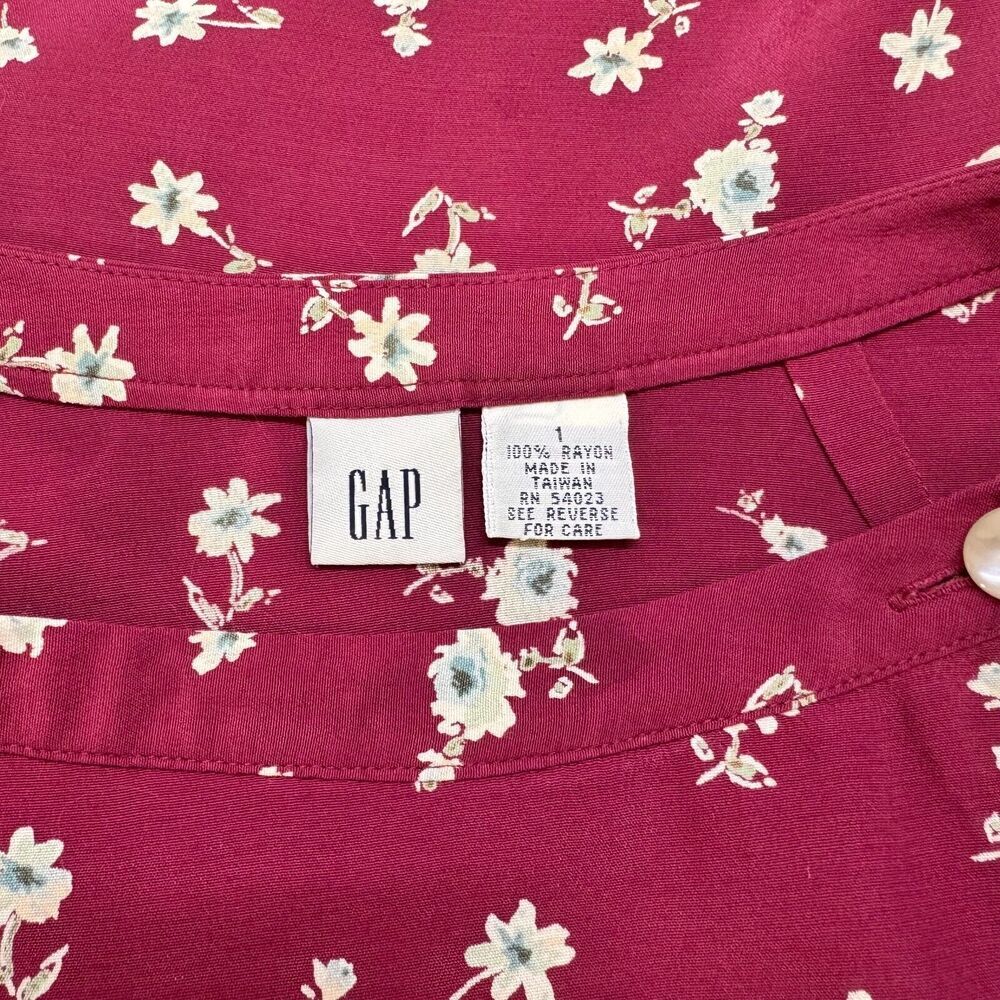 Gap Ladies Flare Skirt Sz 1 Rayon Burgundy white flowers Buttons left front side