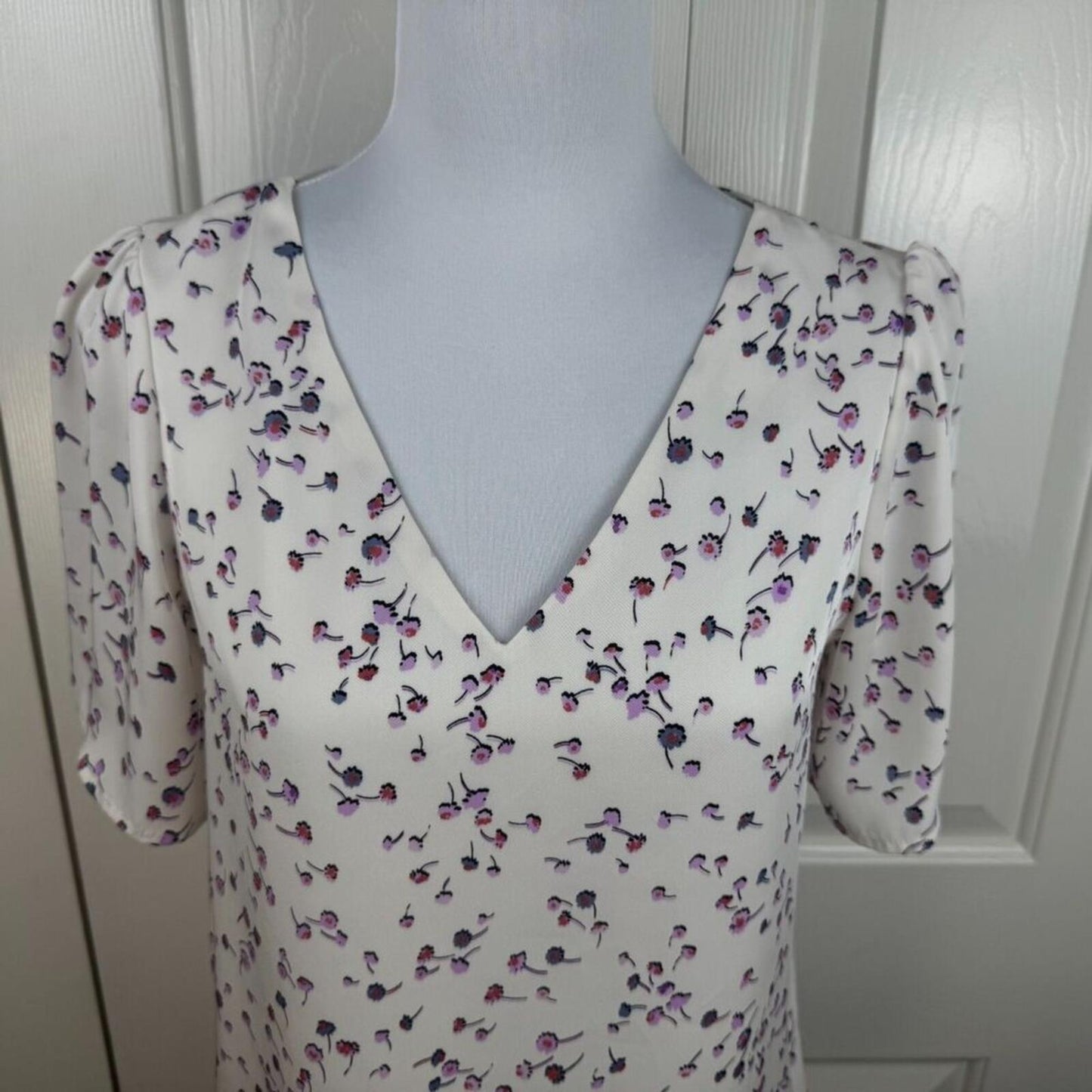 Express Women Blouse Size XS Ivory Floral Print  V-Neck Short Sleeve