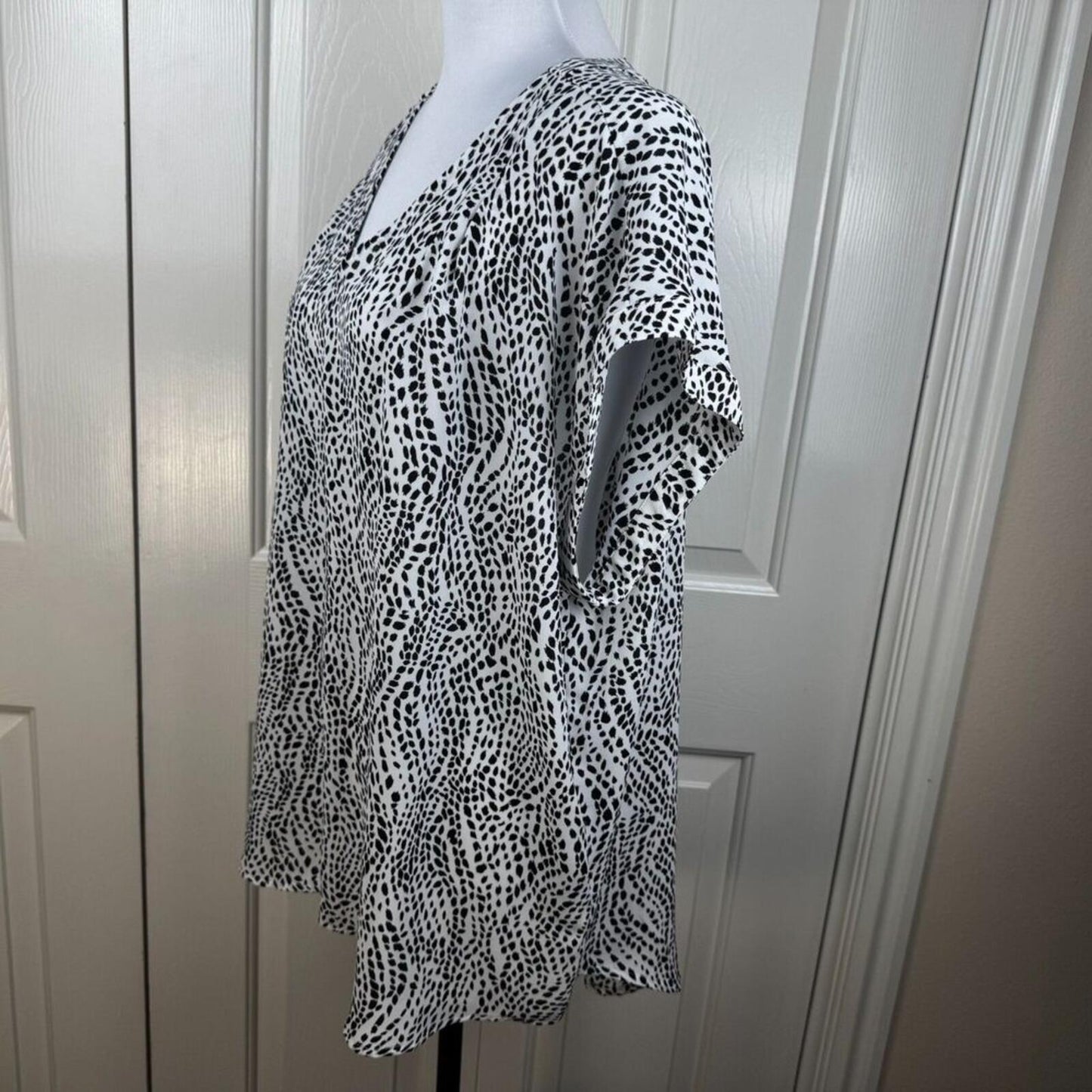 Simply Vera Wang Women Top Sz XXL Black & White Spots VNeck Cap Sleeves