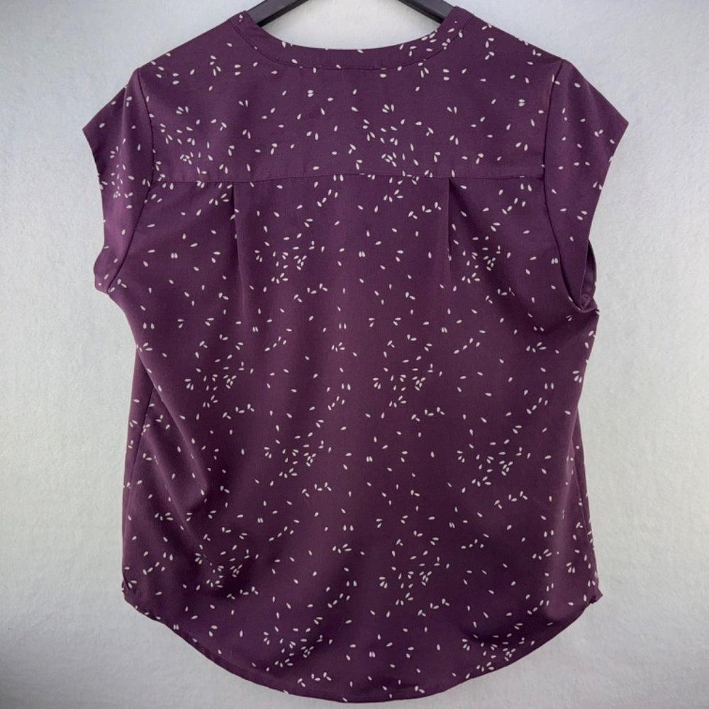 Fun2Fun Top Sz M V-Neck Cap Sleeves Plum with White Drops Print
