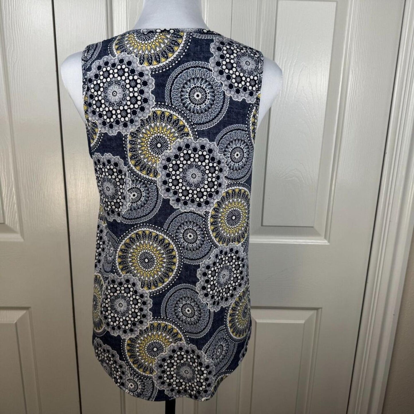 SJS Women Top Sz S Textured Blue White Yellow Paisley Sleeveless  Tie Closure