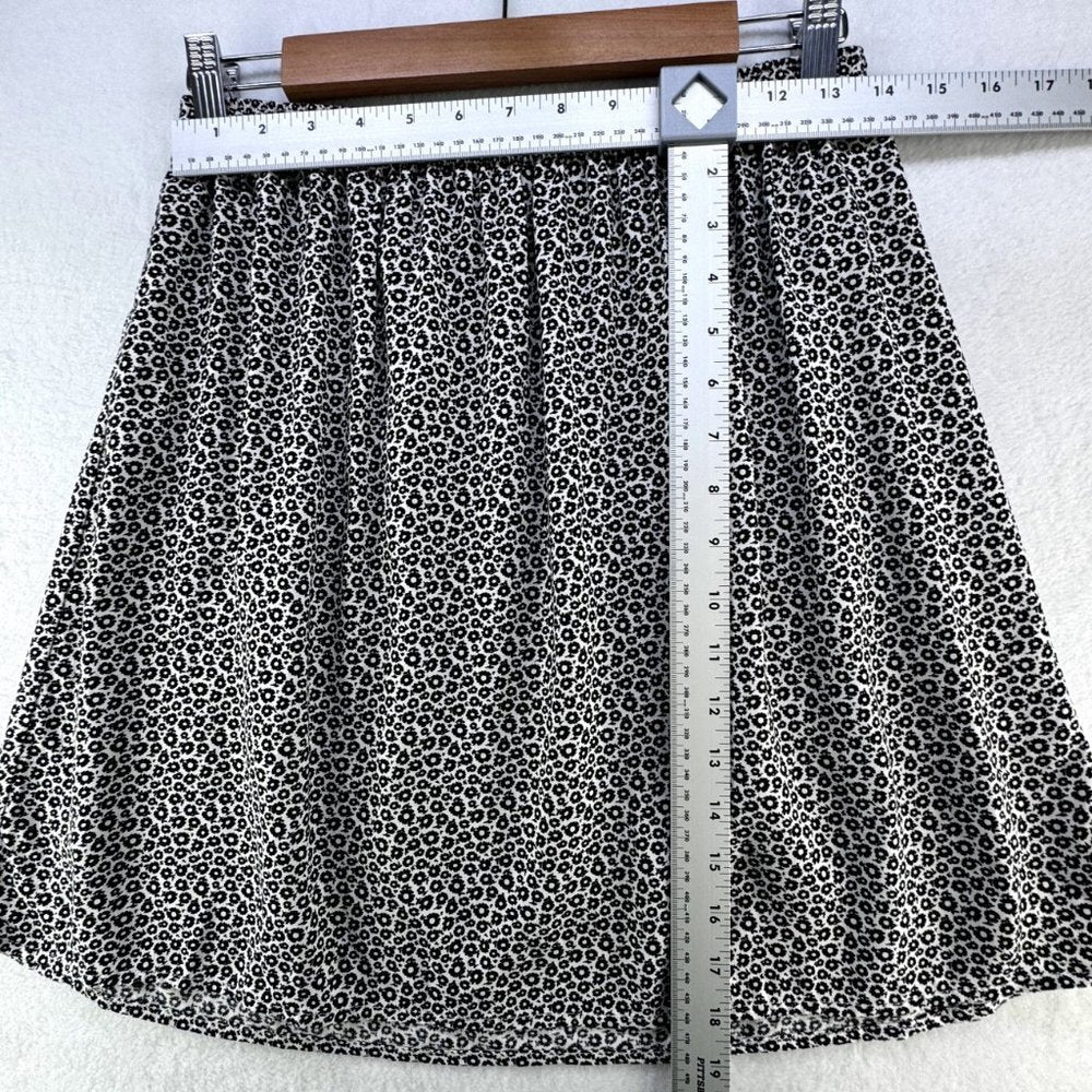 Divided H&M Floral circle skirt White with black flowers Size 10