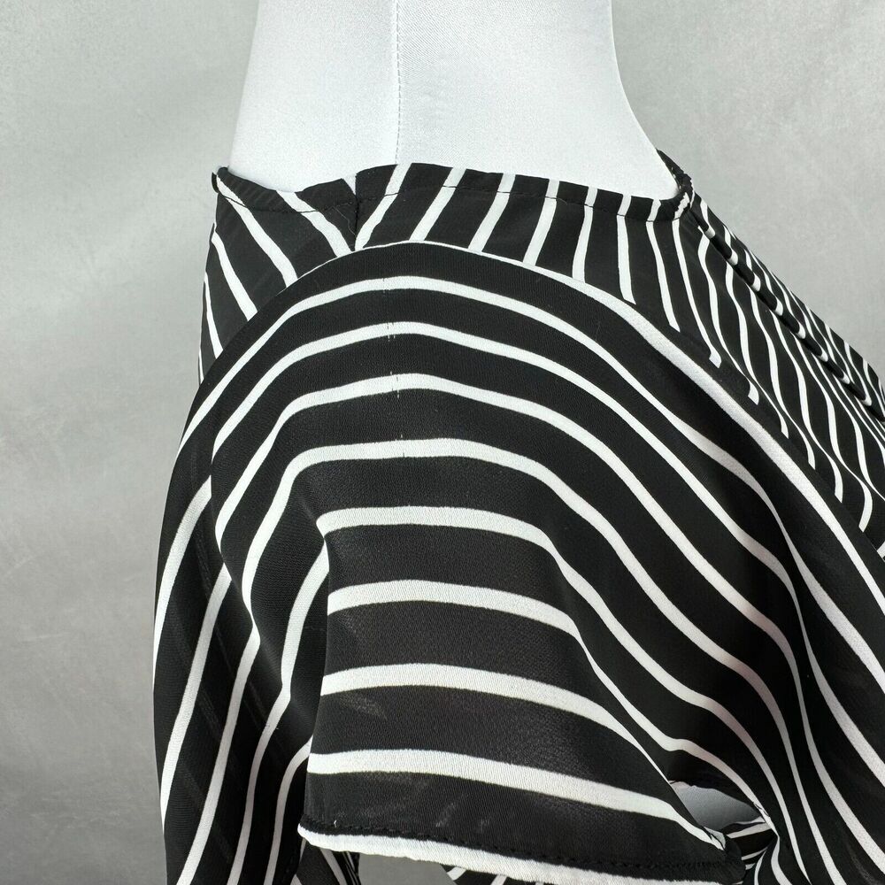 Elle Top Sz XS Flutter Sleeve Black White Stripes Round Neck Keyhole Side Slits