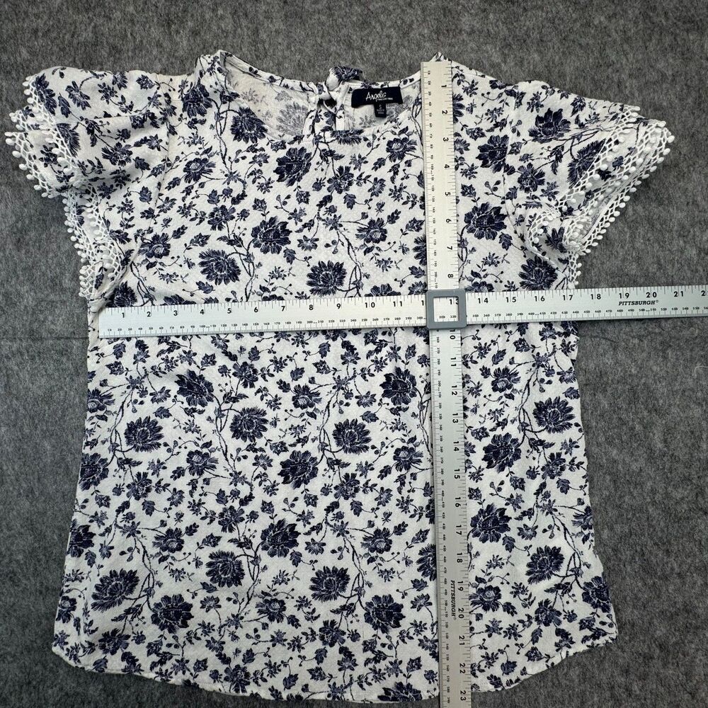 Angels Top Sz S White Navy Blue Floral Round Neck Flutter Sleeve Crochet Trim