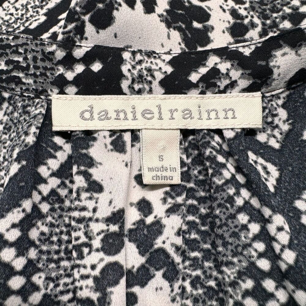 Daniel Rainn Blouse Sz S Round Neck Button Down Sleeveless Snake Print