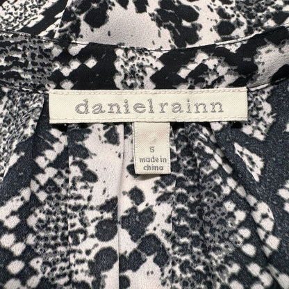 Daniel Rainn Blouse Sz S Round Neck Button Down Sleeveless Snake Print