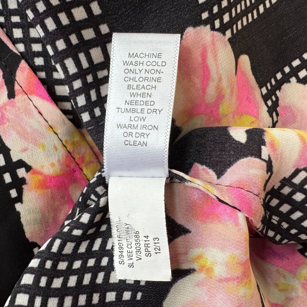 Blusa Banana Republic Talla XS Negra con flores, cuello con abertura y 2 botones delanteros ocultos