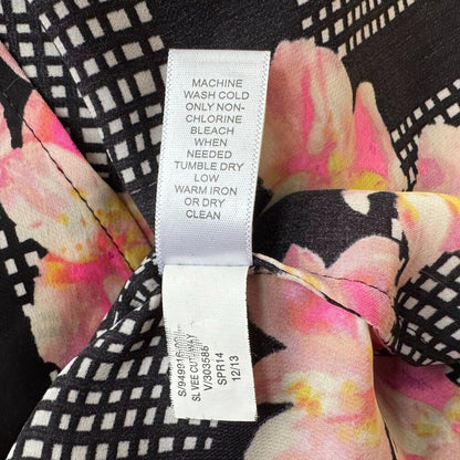 Blusa Banana Republic Talla XS Negra con flores, cuello con abertura y 2 botones delanteros ocultos