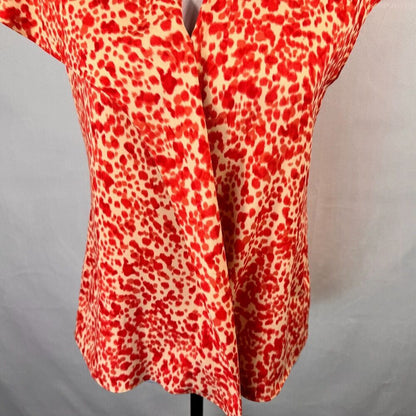 Blusa Ann Taylor Talla 2 color crema con estampado rojo, cuello en V, un solo hombro y manga con vuelo
