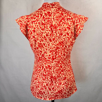 Blusa Ann Taylor Talla 2 color crema con estampado rojo, cuello en V, un solo hombro y manga con vuelo