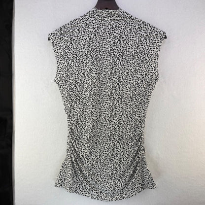 Vince Camuto Top Sz M V-Neck White and Black Print Ruched Sides Flattering Fit