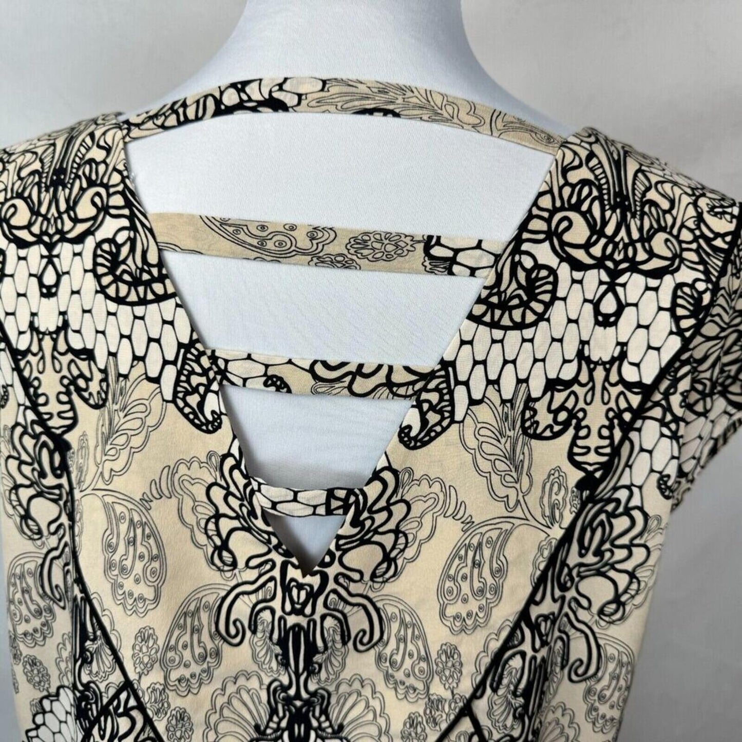 Willow and Clay Top Sz M Beige Black Print Round Neck Cap Sleeveless 100% Silk