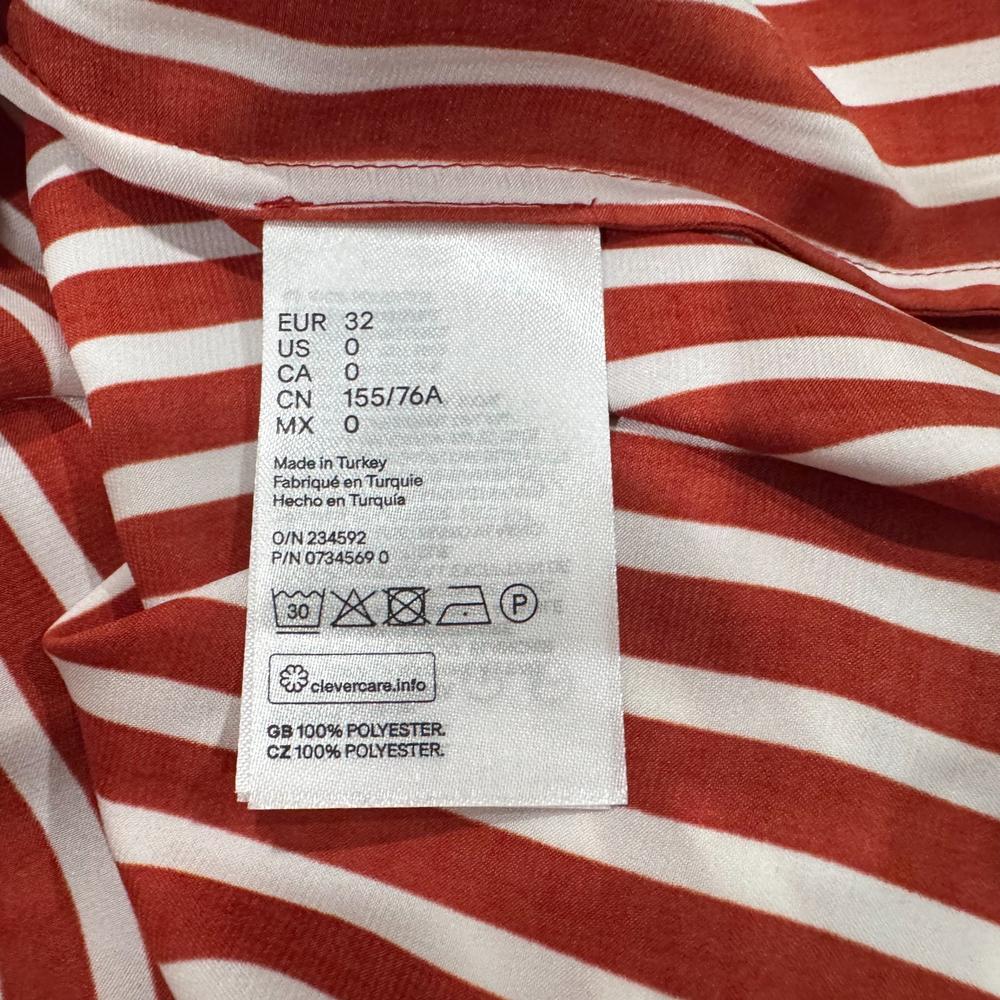 Clothing size label view on H & M women's brown striped crop top size